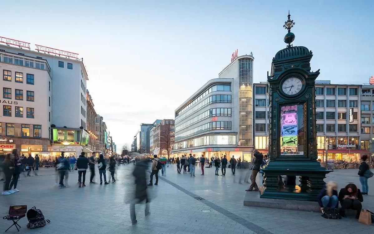 Zentral, Naehe Hbf, Supermarkt, Bahn Vor Ort Hannover Germany